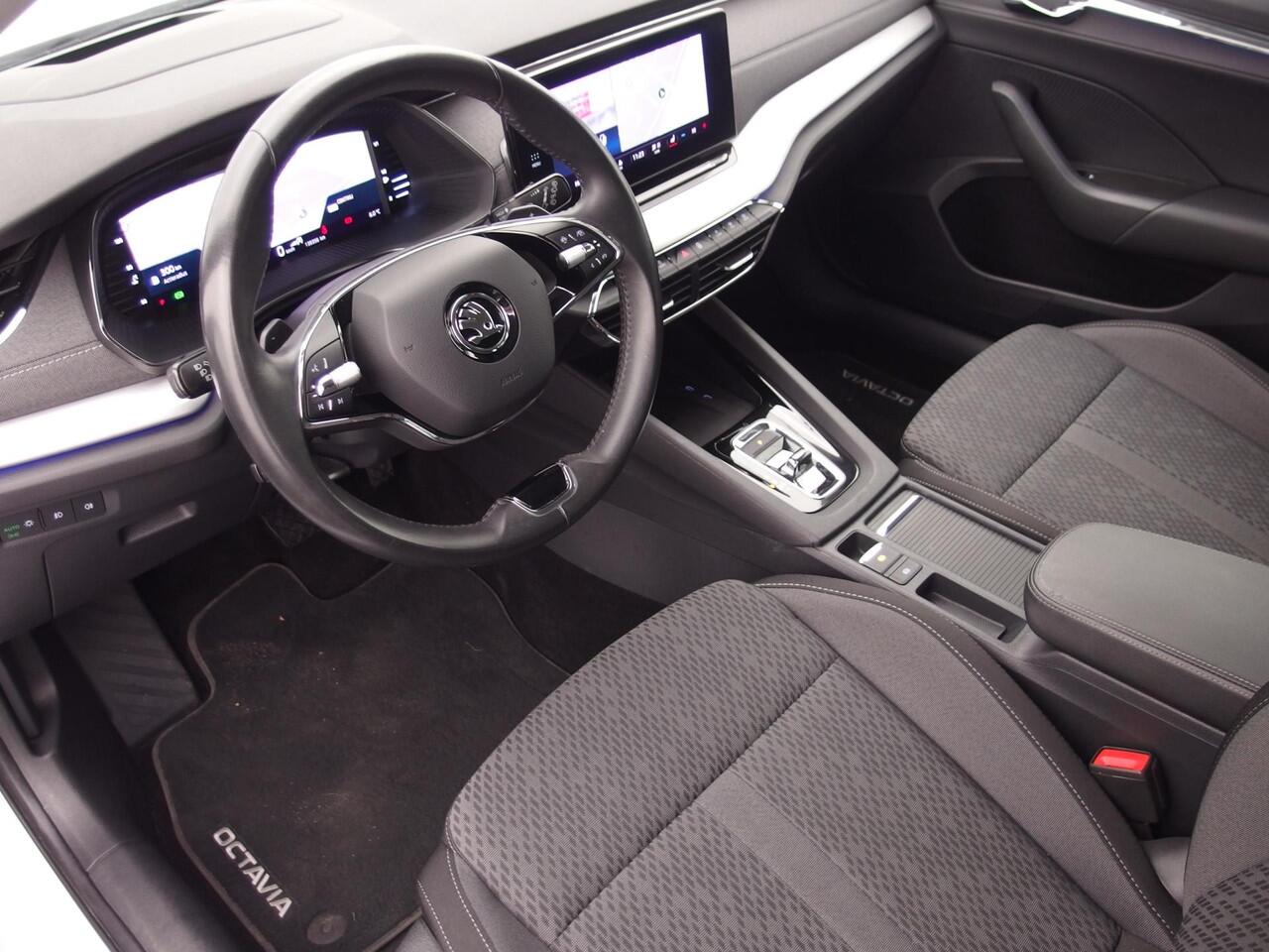 Skoda OCTAVIA Combi 2.0 TDI AUTOMAAT / FULL LED / KEYLESS / VIRTUAL / CARPLAY / CAMERA / STOELVERW / HEAD-UP