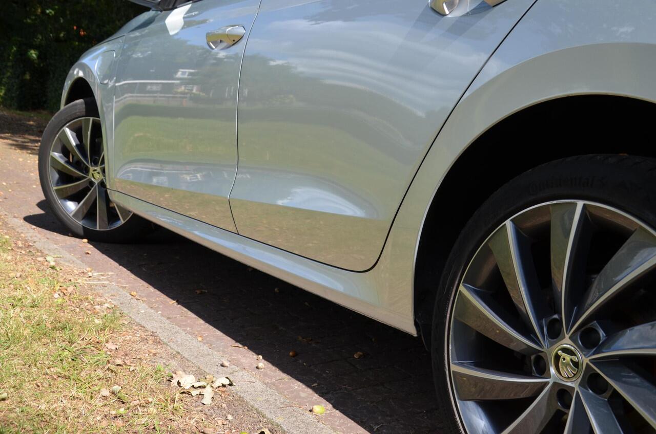 Skoda OCTAVIA Combi 1.4 TSI iV PHEV Business Edition Automaat/Navi/Led/Pdc/Ecc/Stoelverwarming/Virtual cockpit/Cr-Controle/18-Inch Lmv/Panoramadak