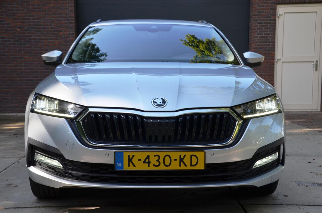Skoda OCTAVIA Combi 1.4 TSI iV PHEV Business Edition Automaat/Navi/Led/Pdc/Ecc/Stoelverwarming/Virtual cockpit/Cr-Controle/18-Inch Lmv/Panoramadak