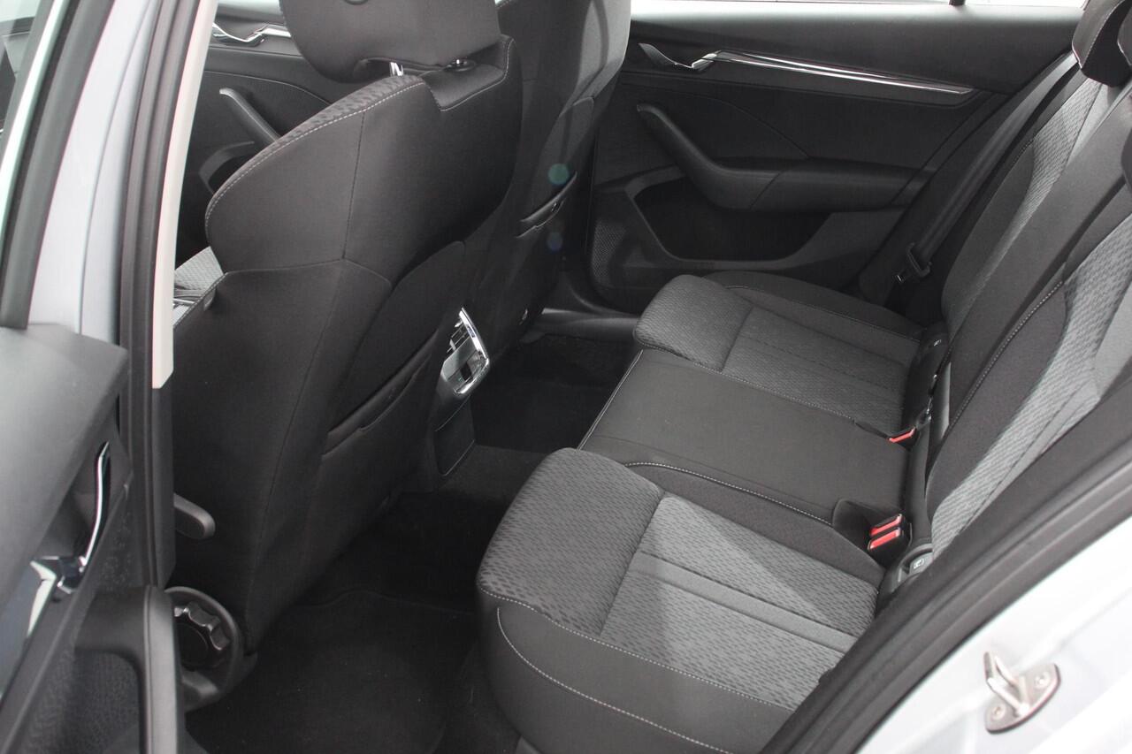 Skoda OCTAVIA Combi 1.0 e-TSI 110pk MHEV DSG Style | Navigatie | Apple Carplay/Android Auto | Parkeersensor achter | Camera | Adaptive Cruise Control | Stoelverwarming | Ledverlichting | Climate Control