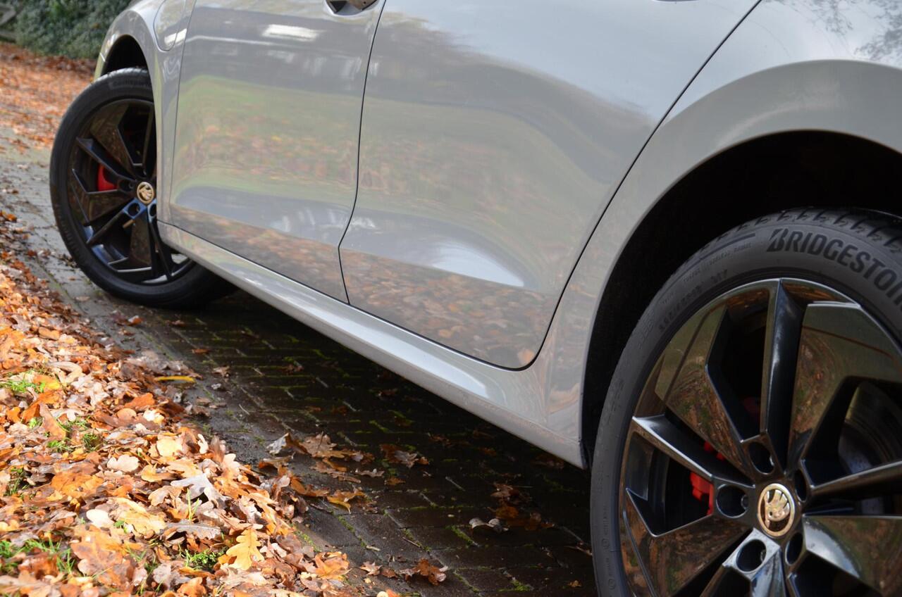 Skoda OCTAVIA Combi 1.4 TSI RS iV PHEV Business Automaat/Led/Navi/Pdc/Ecc/Stoelverwarming/Virtueel dashboard/Privacy-Glass/Cr-Controle/18-Inch Lmv/RS uitvoering