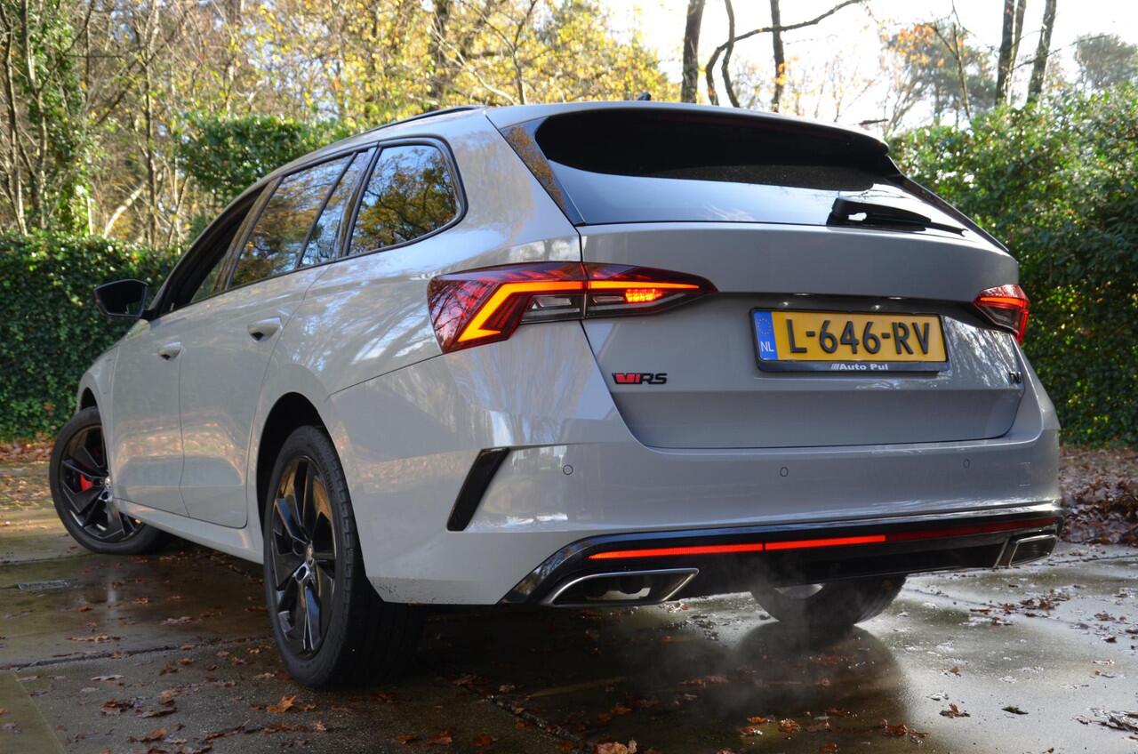 Skoda OCTAVIA Combi 1.4 TSI RS iV PHEV Business Automaat/Led/Navi/Pdc/Ecc/Stoelverwarming/Virtueel dashboard/Privacy-Glass/Cr-Controle/18-Inch Lmv/RS uitvoering