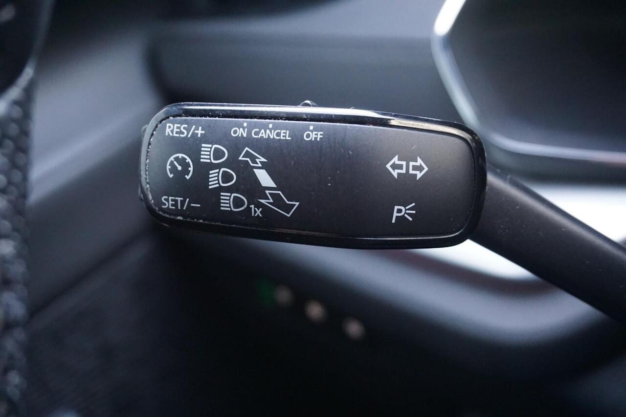 Skoda OCTAVIA 1.0 TSI Sport Business/Trekhaak/17Inch.LMV/ Digitaal Dashboard.