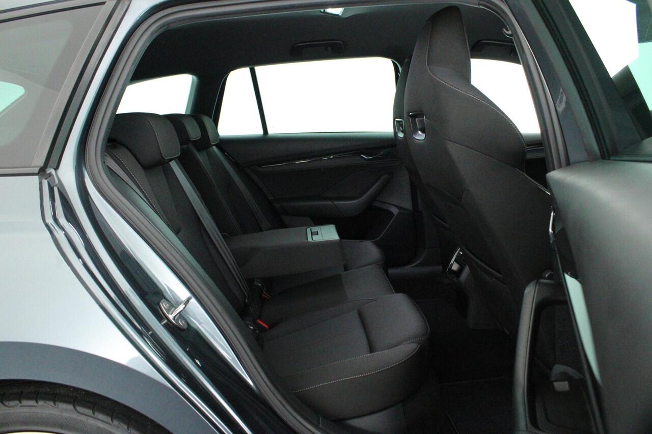 Skoda OCTAVIA Combi 1.0 TSI 110pk Sport Business Trekhaak Camera ACC Navigatie