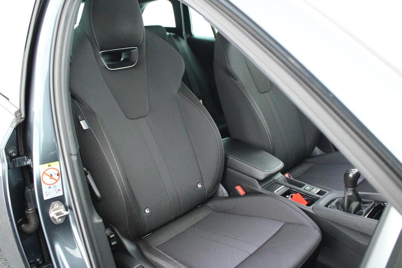 Skoda OCTAVIA Combi 1.0 TSI 110pk Sport Business Trekhaak Camera ACC Navigatie