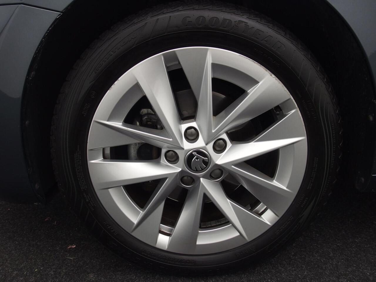 Skoda OCTAVIA Combi 1.5 e-TSI 150PK Business Edition Plus AUTOMAAT / HUD / VIRTUAL / STOELVERW / CAMERA / DAB+ / CARPLAY / CRUISE / PDC / FULL LED