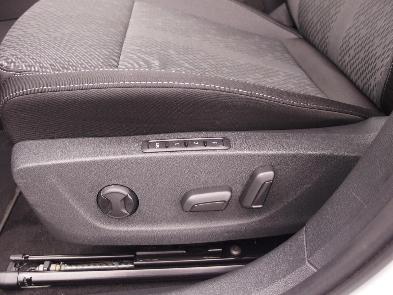 Skoda OCTAVIA Combi 2.0 TDI AUTOMAAT / FULL LED / KEYLESS / VIRTUAL / CARPLAY / CAMERA / STOELVERW / HEAD-UP