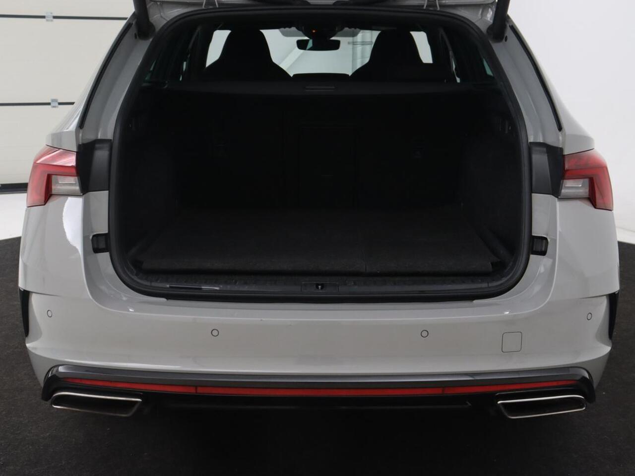 Skoda OCTAVIA 1.4 TSI RS iV PHEV Business | Stoelverwarming | Adaptive cruise | Matrix LED | Side Assist | Camera | Carplay | Navigatie | Sfeerverlichting | Virtual Cockpit | Sportstoelen | Plug In