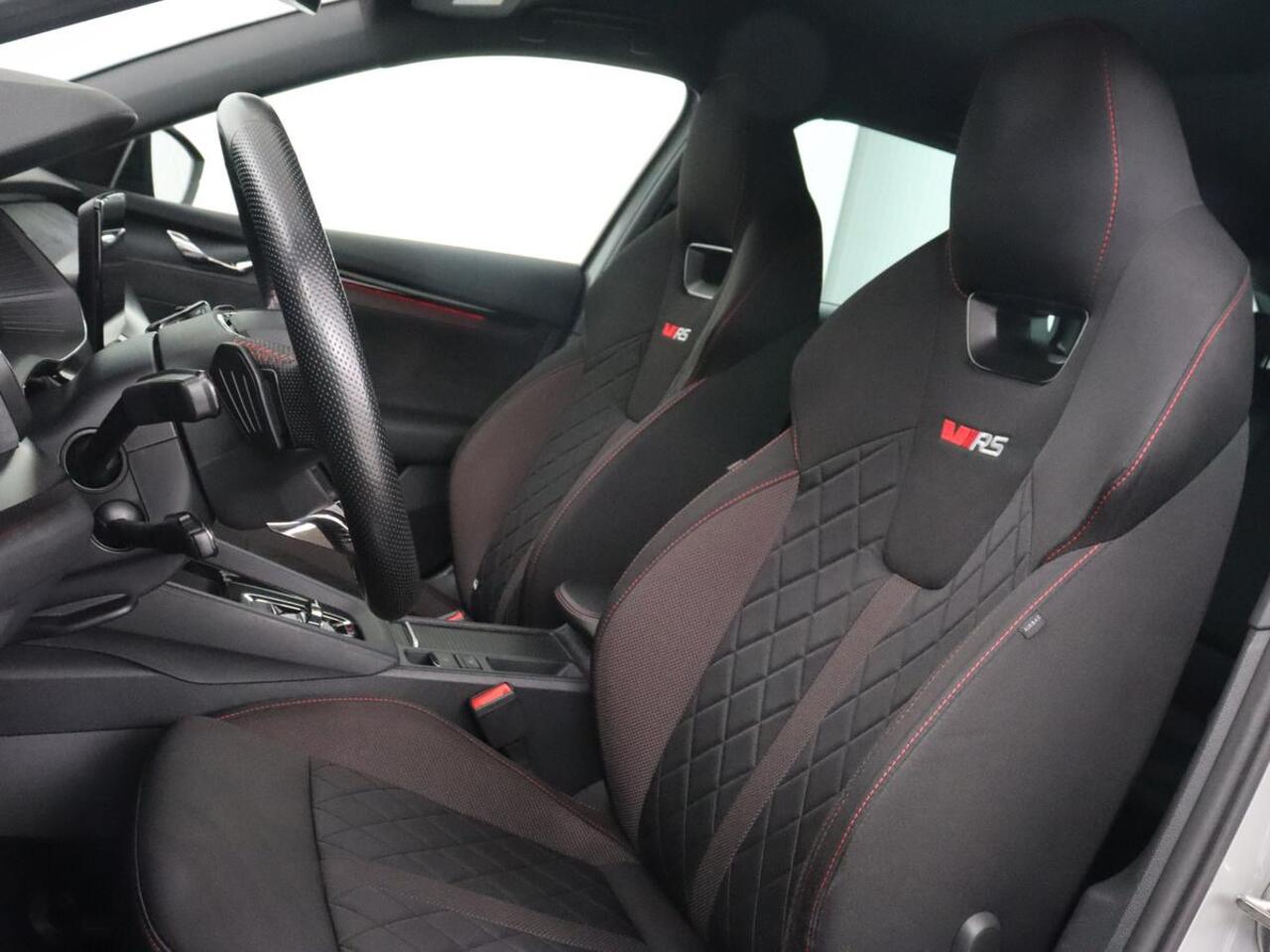 Skoda OCTAVIA 1.4 TSI RS iV PHEV Business | Stoelverwarming | Adaptive cruise | Matrix LED | Side Assist | Camera | Carplay | Navigatie | Sfeerverlichting | Virtual Cockpit | Sportstoelen | Plug In