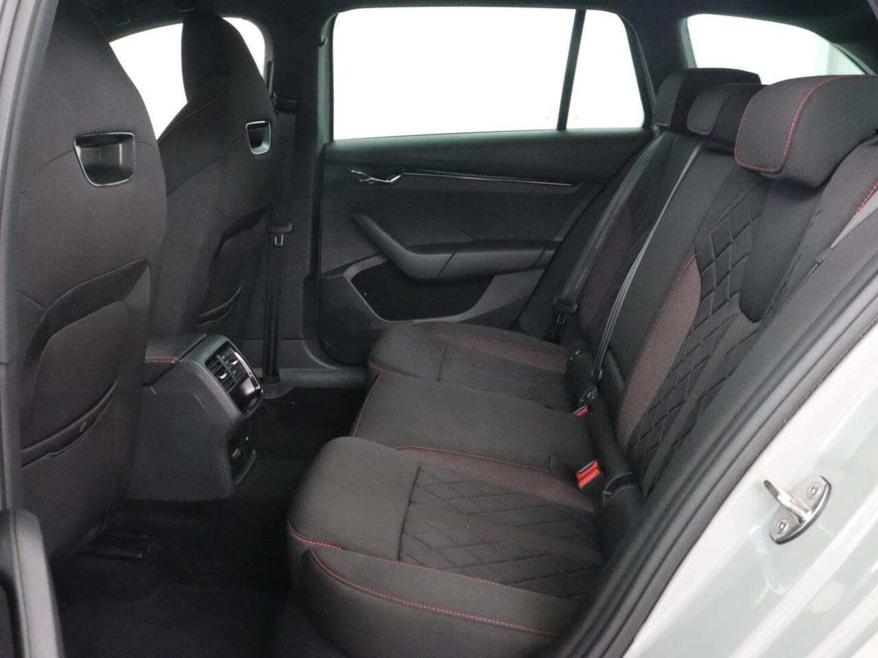 Skoda OCTAVIA 1.4 TSI RS iV PHEV Business | Stoelverwarming | Adaptive cruise | Matrix LED | Side Assist | Camera | Carplay | Navigatie | Sfeerverlichting | Virtual Cockpit | Sportstoelen | Plug In