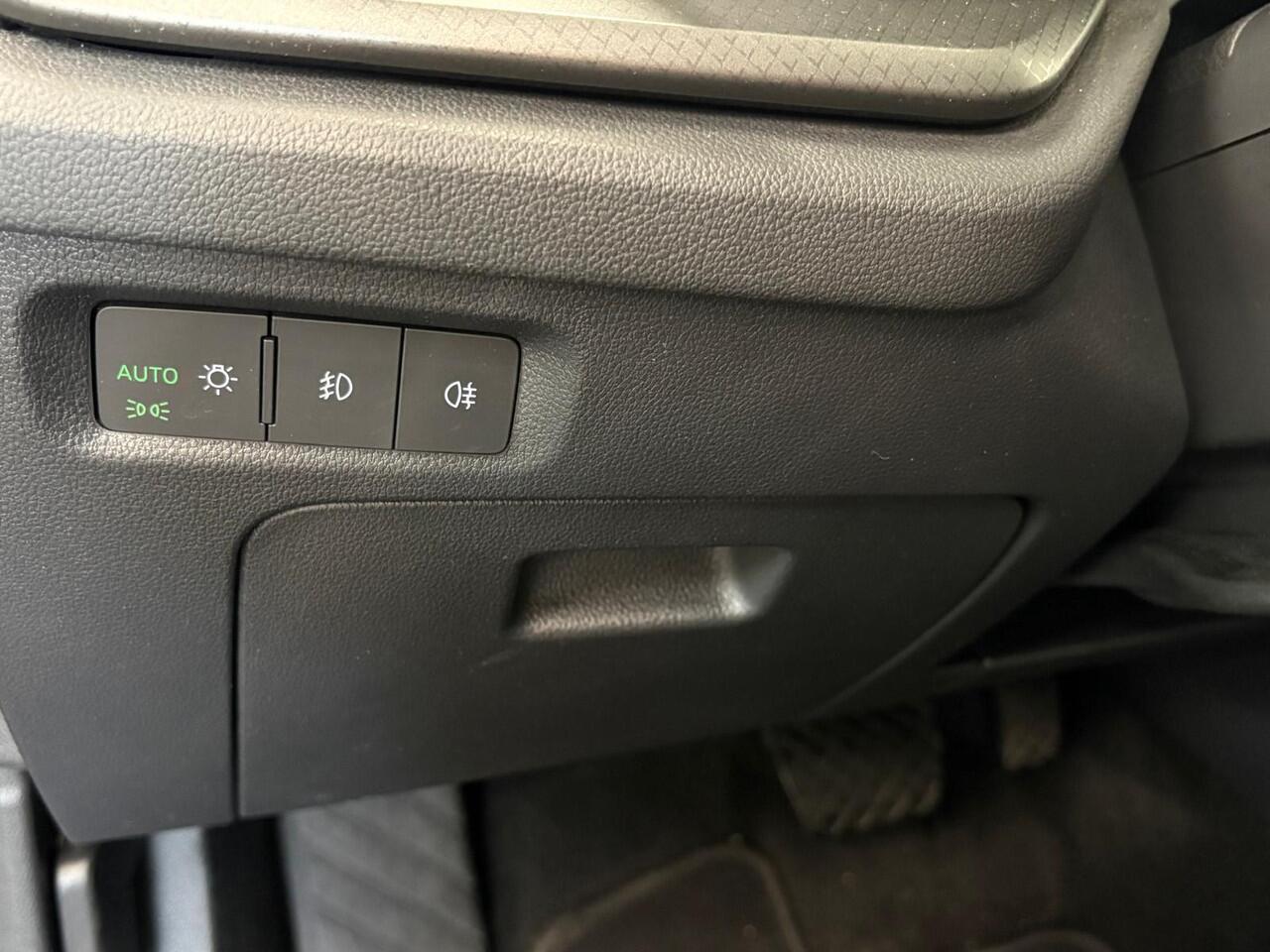 Skoda OCTAVIA Combi 1.0 e-TSI Business Edition Navigatie Apple Carplay/Android Auto Parkeersensoren Adaptive Cruise Control Virtual Cockpit Full Led Climate Control Lichtmetalen velgen