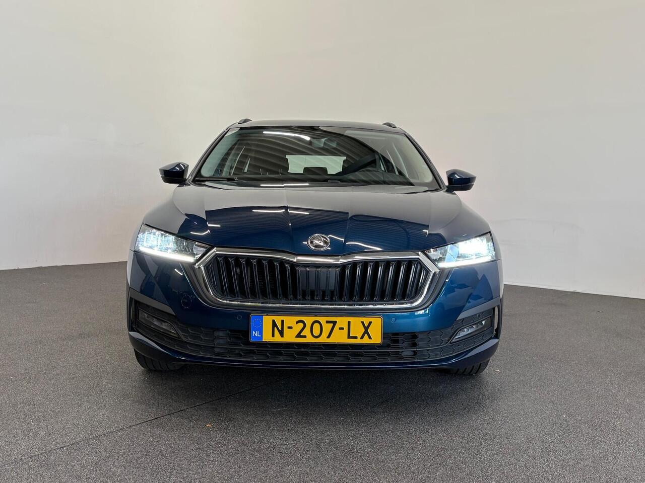 Skoda OCTAVIA Combi 1.0 e-TSI Business Edition Navigatie Apple Carplay/Android Auto Parkeersensoren Adaptive Cruise Control Virtual Cockpit Full Led Climate Control Lichtmetalen velgen