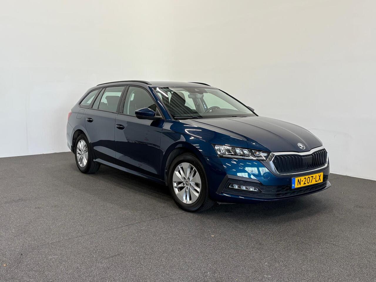 Skoda OCTAVIA Combi 1.0 e-TSI Business Edition Navigatie Apple Carplay/Android Auto Parkeersensoren Adaptive Cruise Control Virtual Cockpit Full Led Climate Control Lichtmetalen velgen