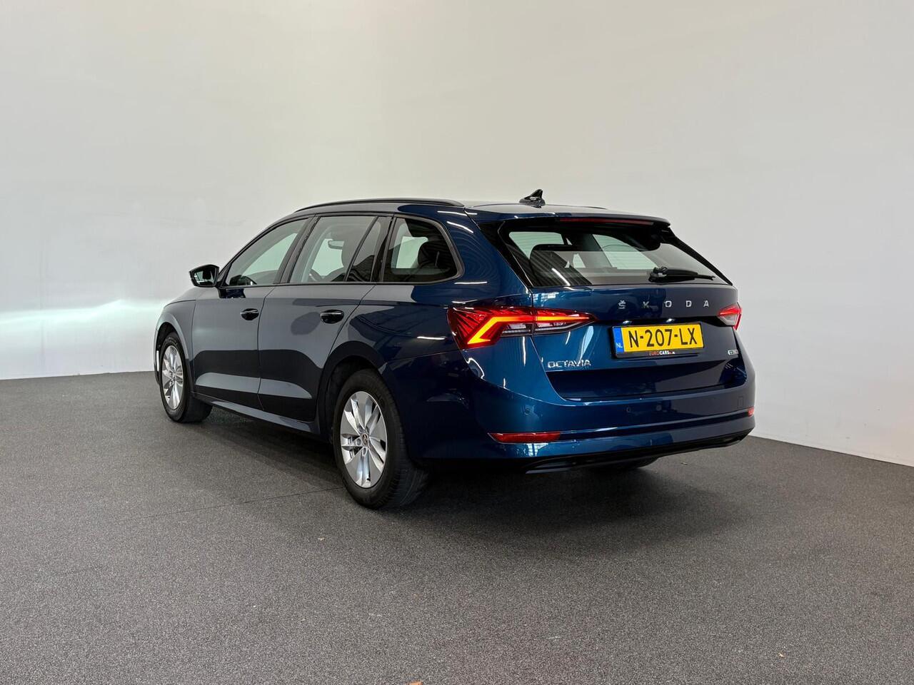 Skoda OCTAVIA Combi 1.0 e-TSI Business Edition Navigatie Apple Carplay/Android Auto Parkeersensoren Adaptive Cruise Control Virtual Cockpit Full Led Climate Control Lichtmetalen velgen