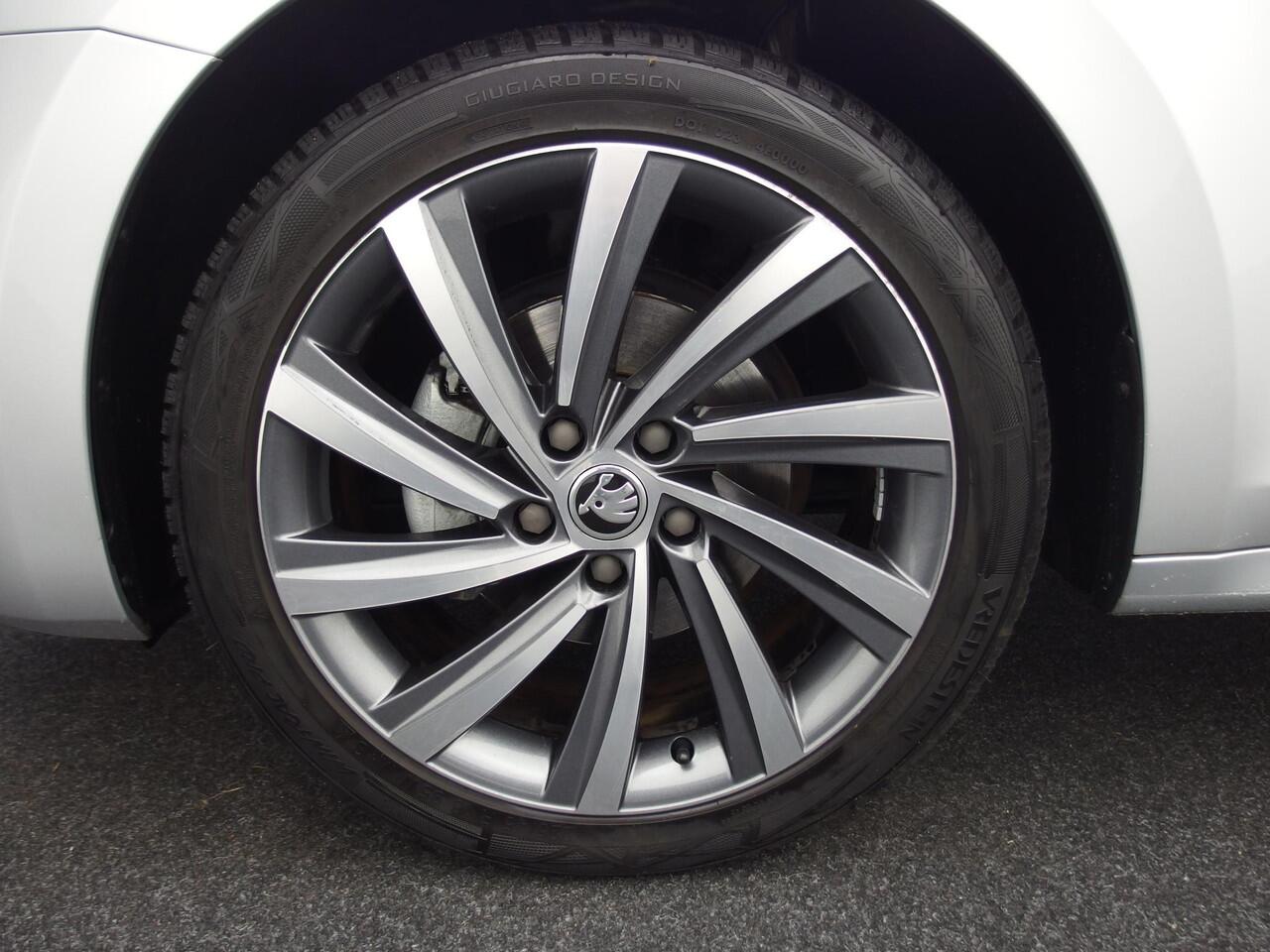 Skoda OCTAVIA Combi 1.0 e-TSI Business Edition AUTOMAAT / STOELVERW / VIRTUAL / CARPLAY / FULL LED / PDC / NL-AUTO