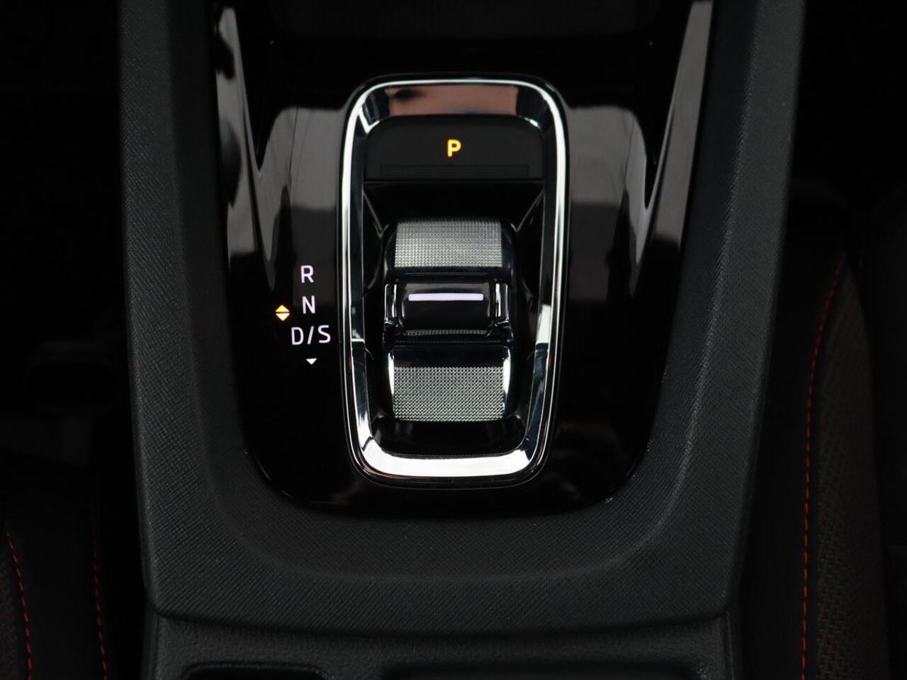 Skoda OCTAVIA 1.4 TSI RS iV PHEV | Stoelverwarming | Head-Up | Matrix LED | Sfeerverlichting | Adaptive cruise | Side Assist | Carplay | Sportstoelen | Achterbankverwarming | Camera | Navigatie | Plug In