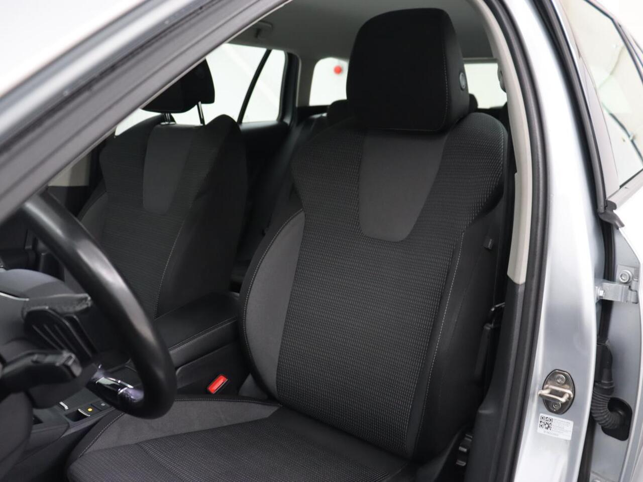 Skoda OCTAVIA 1.0 e-TSI Ambition | Stoelverwarming | Trekhaak | Carplay | Navigatie | Full LED | Parkeerhulp | Cruise control | Climate control | Bluetooth