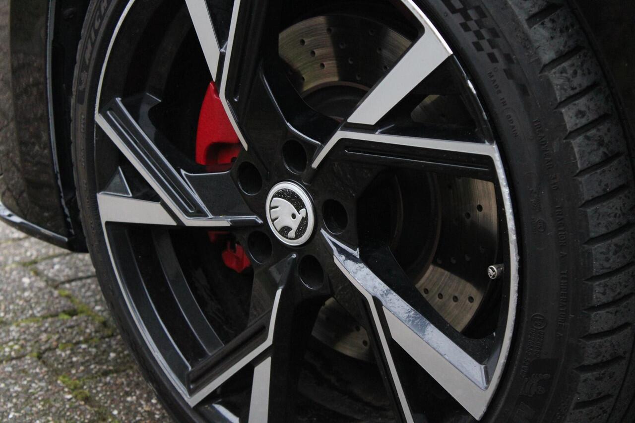 Skoda OCTAVIA Combi 2.0 TSI iV RS Panoramadak - Trekhaak - LED