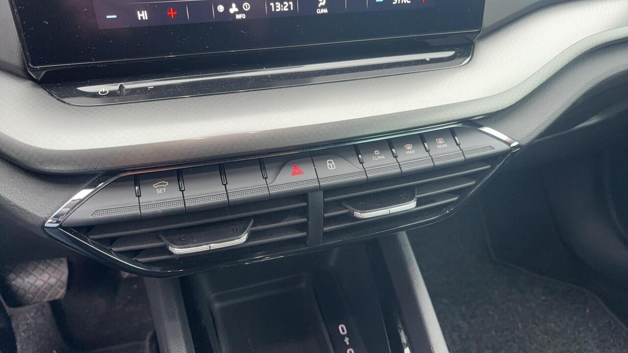 Skoda OCTAVIA Combi 1.0 e-TSI Business Edition AUTOMAAT / TREKHAAK / FULL LED / NAVI / CARPLAY / CLIMA / PDC / BLUETOOTH / CRUISE / NL-AUTO