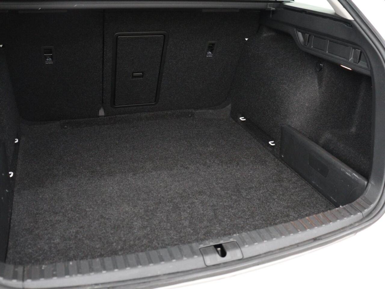 Skoda OCTAVIA 1.0 e-TSI Business Edition | 61.800km NAP | Camera | Carplay | Navigatie | Full LED | Parkeerhulp | Digital Cockpit | Cruise control