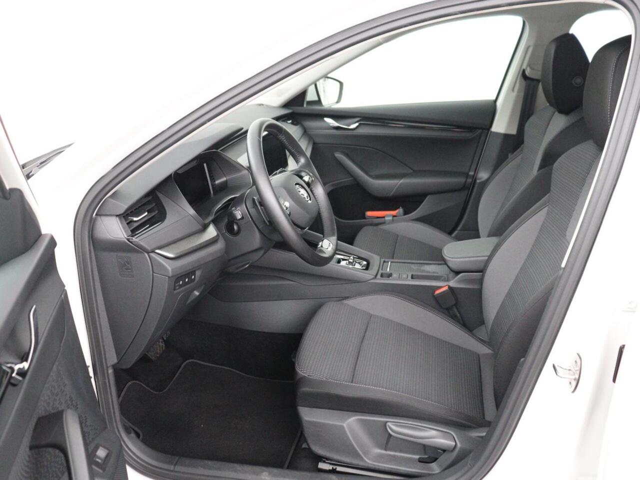 Skoda OCTAVIA 1.0 e-TSI Business Edition | 61.800km NAP | Camera | Carplay | Navigatie | Full LED | Parkeerhulp | Digital Cockpit | Cruise control