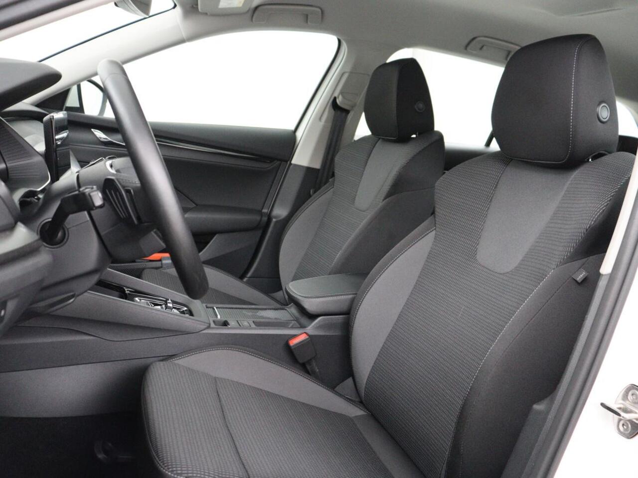 Skoda OCTAVIA 1.0 e-TSI Business Edition | 61.800km NAP | Camera | Carplay | Navigatie | Full LED | Parkeerhulp | Digital Cockpit | Cruise control