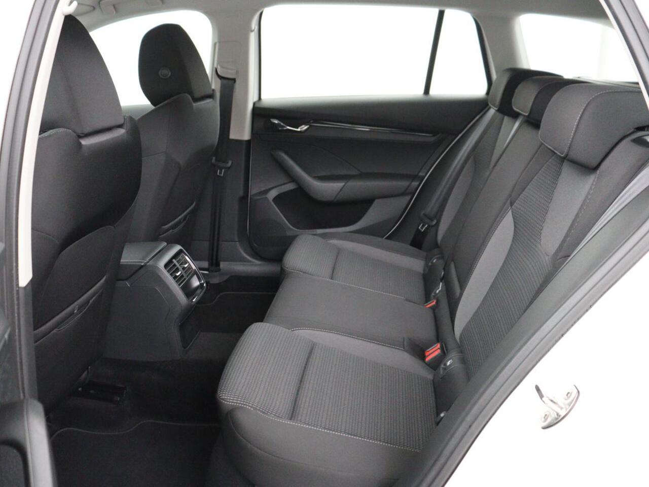 Skoda OCTAVIA 1.0 e-TSI Business Edition | 61.800km NAP | Camera | Carplay | Navigatie | Full LED | Parkeerhulp | Digital Cockpit | Cruise control