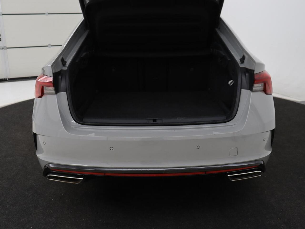 Skoda OCTAVIA 1.4 TSI RS iV PHEV Business | Stoelverwarming | Adaptive cruise | Side Assist | Camera | Alcantara | Matrix LED | Carplay | Sfeerverlichting | Navigatie |