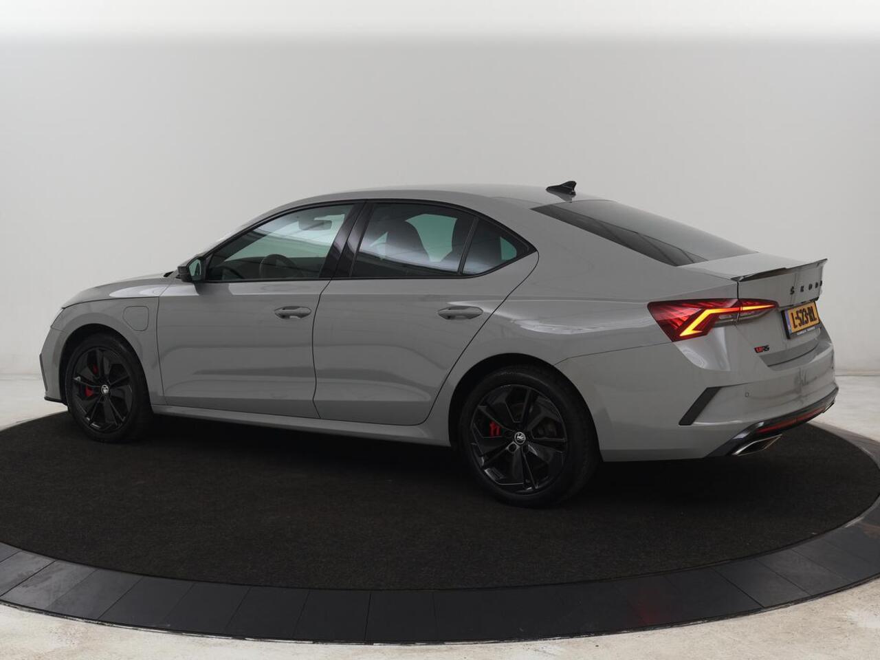 Skoda OCTAVIA 1.4 TSI RS iV PHEV Business | Stoelverwarming | Adaptive cruise | Side Assist | Camera | Alcantara | Matrix LED | Carplay | Sfeerverlichting | Navigatie |