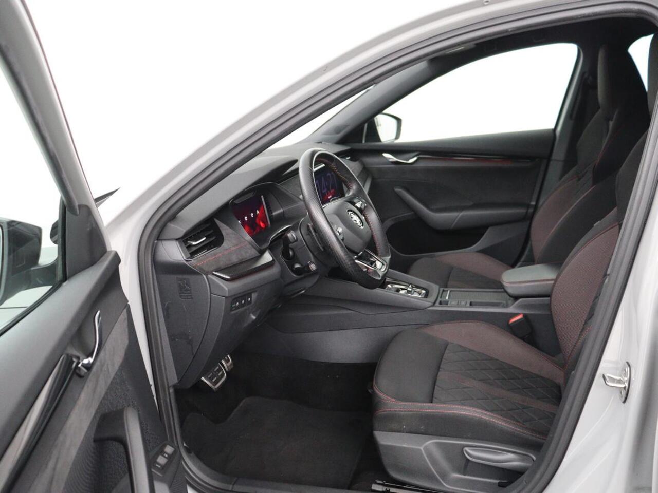 Skoda OCTAVIA 1.4 TSI RS iV PHEV Business | Stoelverwarming | Adaptive cruise | Side Assist | Camera | Alcantara | Matrix LED | Carplay | Sfeerverlichting | Navigatie |