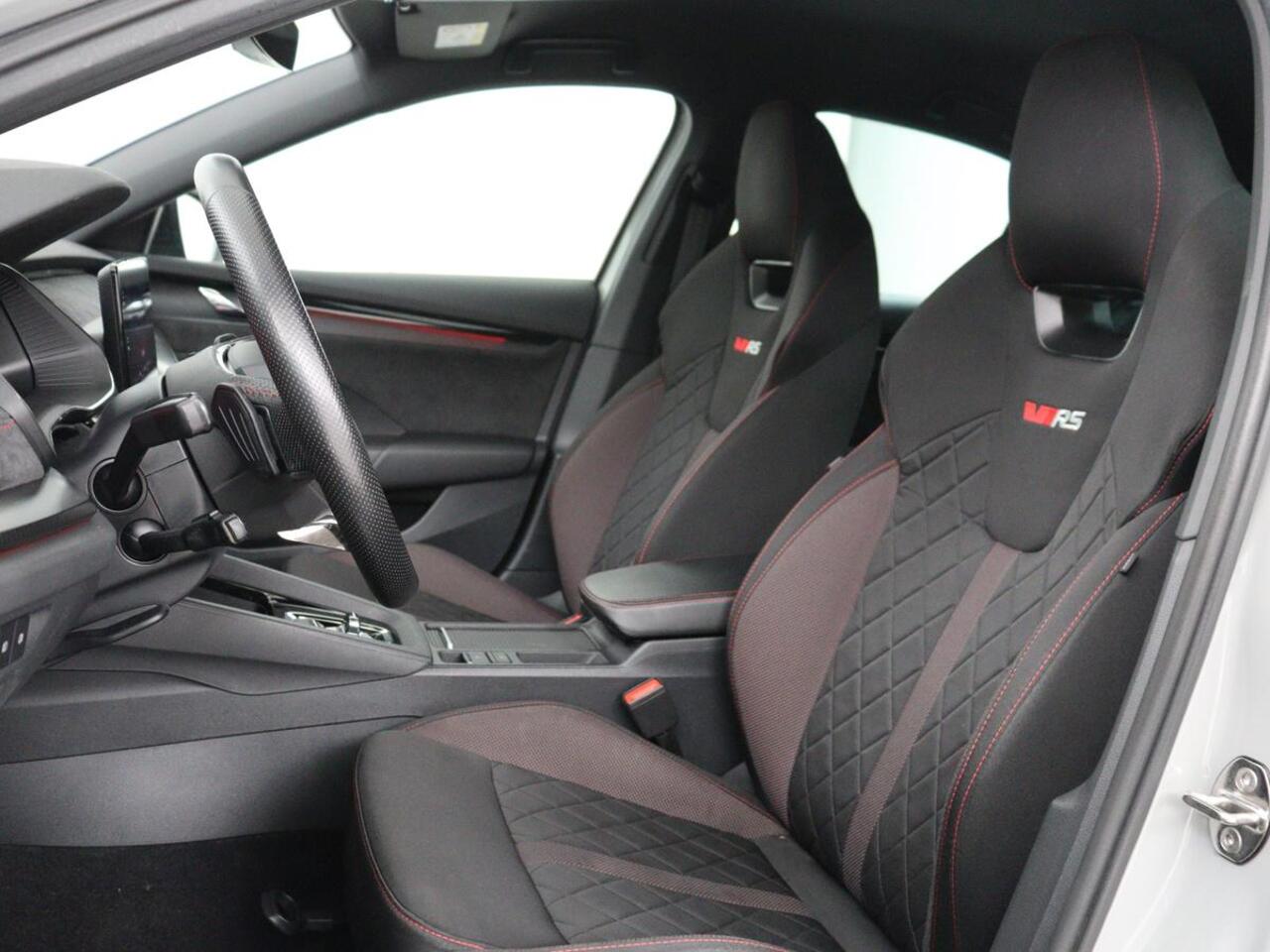 Skoda OCTAVIA 1.4 TSI RS iV PHEV Business | Stoelverwarming | Adaptive cruise | Side Assist | Camera | Alcantara | Matrix LED | Carplay | Sfeerverlichting | Navigatie |