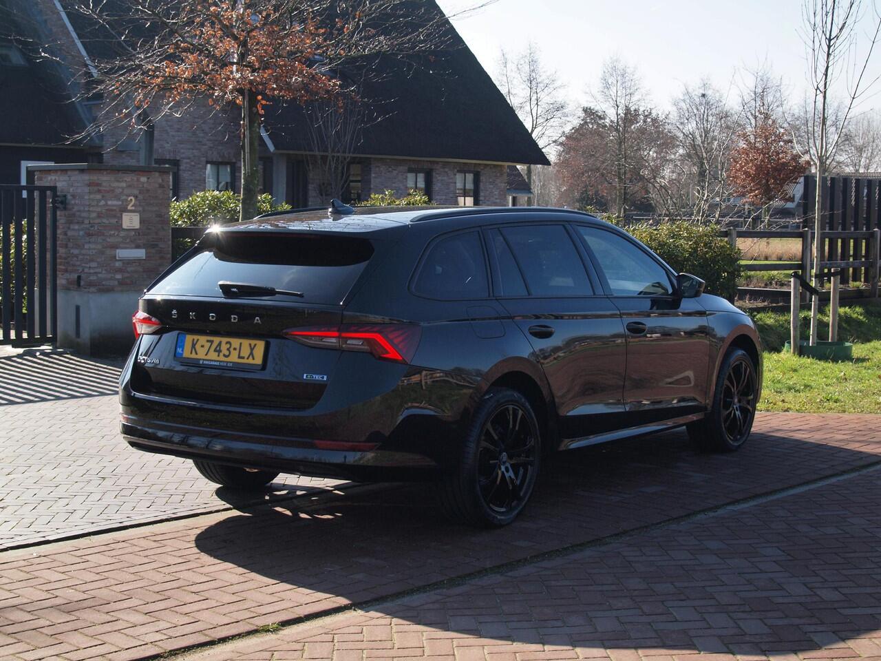 Skoda OCTAVIA Combi 1.0 e-TSI Business Edition | DSG - Automaat | Black Optic | Camera | 18 Inch Zwarte Velgen | NL-Auto |