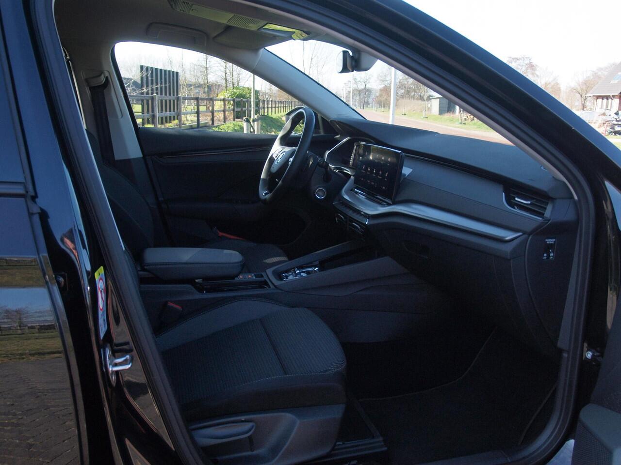 Skoda OCTAVIA Combi 1.0 e-TSI Business Edition | DSG - Automaat | Black Optic | Camera | 18 Inch Zwarte Velgen | NL-Auto |