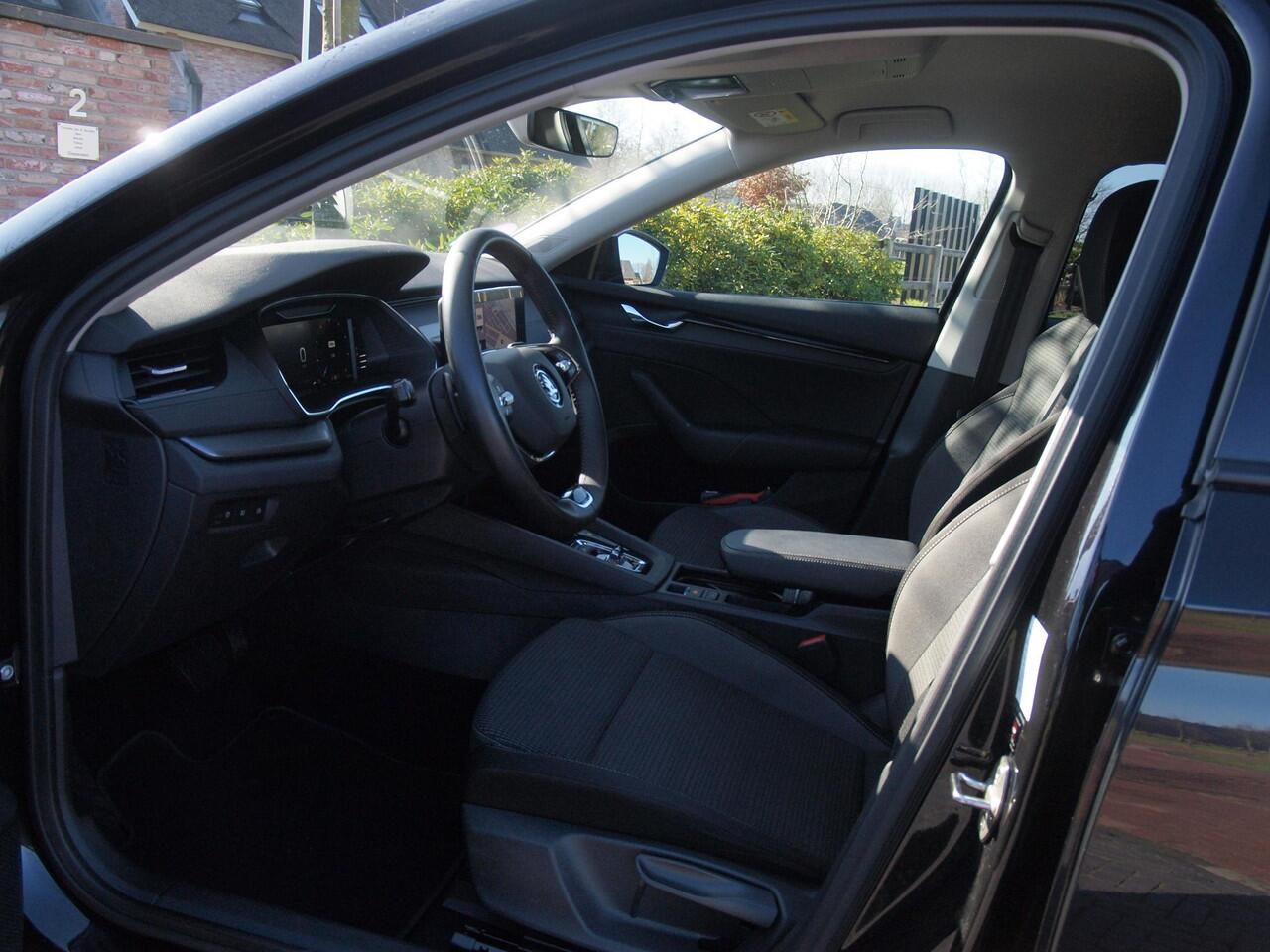 Skoda OCTAVIA Combi 1.0 e-TSI Business Edition | DSG - Automaat | Black Optic | Camera | 18 Inch Zwarte Velgen | NL-Auto |