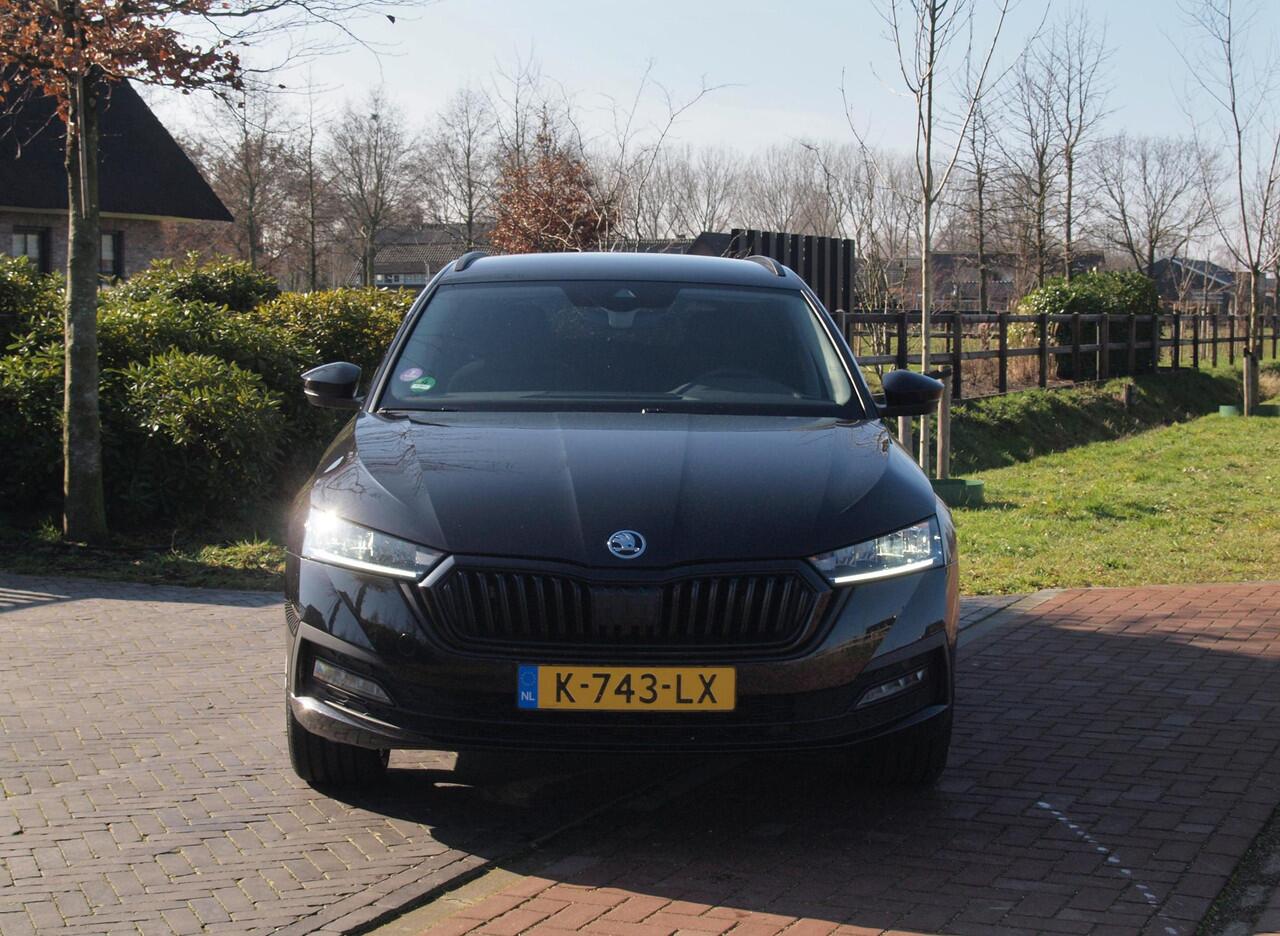 Skoda OCTAVIA Combi 1.0 e-TSI Business Edition | DSG - Automaat | Black Optic | Camera | 18 Inch Zwarte Velgen | NL-Auto |