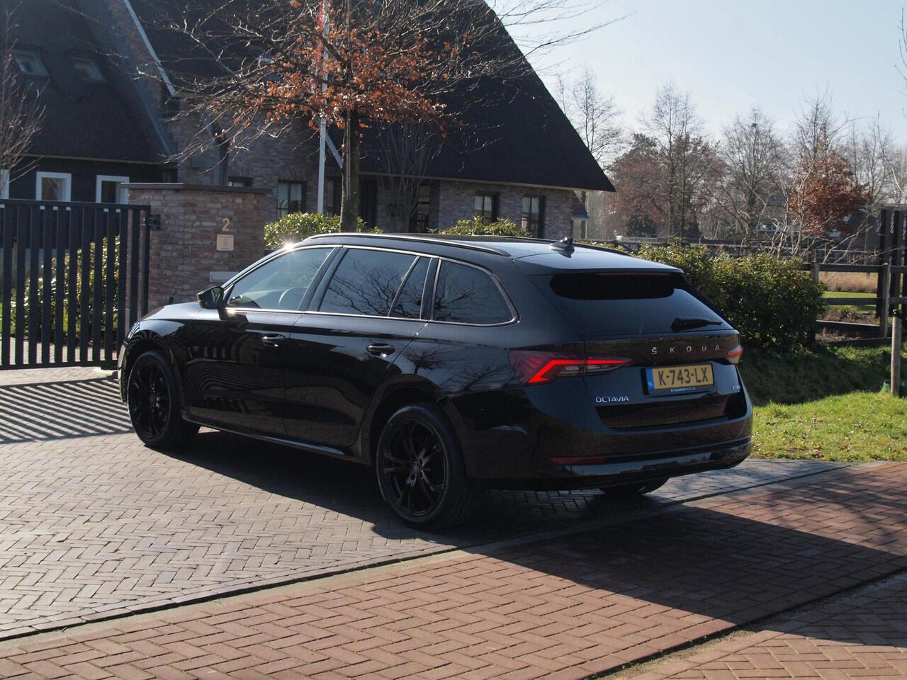 Skoda OCTAVIA Combi 1.0 e-TSI Business Edition | DSG - Automaat | Black Optic | Camera | 18 Inch Zwarte Velgen | NL-Auto |