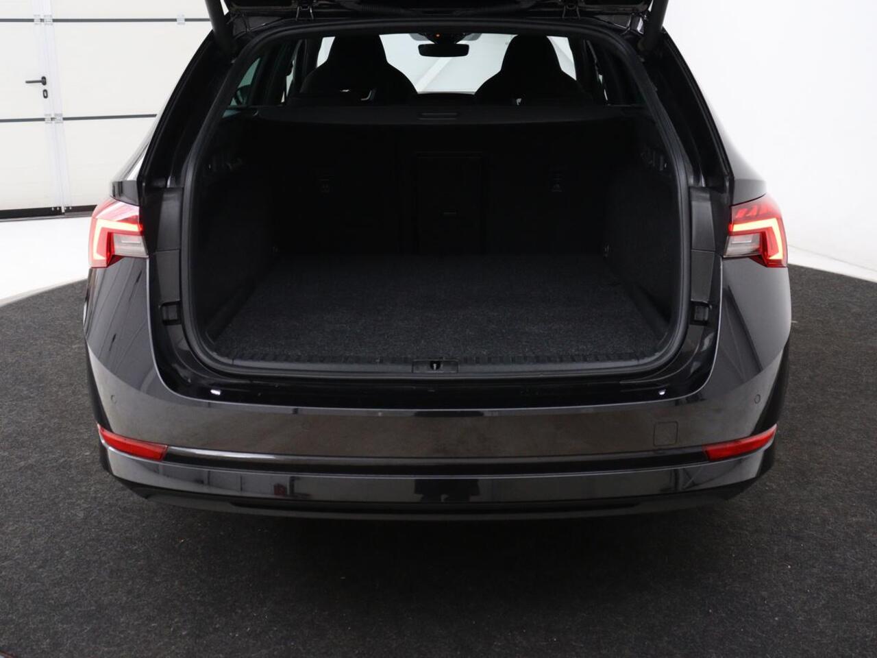 Skoda OCTAVIA 1.4 TSI iV PHEV Sportline | SOH 92% | Head-Up | Adaptive Cruise | Carplay | Stoelverwarming | Side Assist | Memory | Navigatie | Full LED | Sfeerverlichting | Canton Sound | PHEV | Plug In
