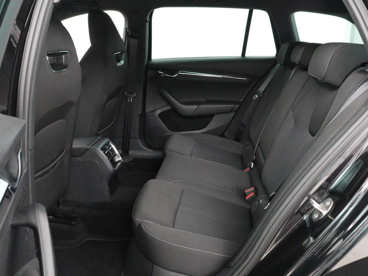 Skoda OCTAVIA 1.4 TSI iV PHEV Sportline | SOH 92% | Head-Up | Adaptive Cruise | Carplay | Stoelverwarming | Side Assist | Memory | Navigatie | Full LED | Sfeerverlichting | Canton Sound | PHEV | Plug In