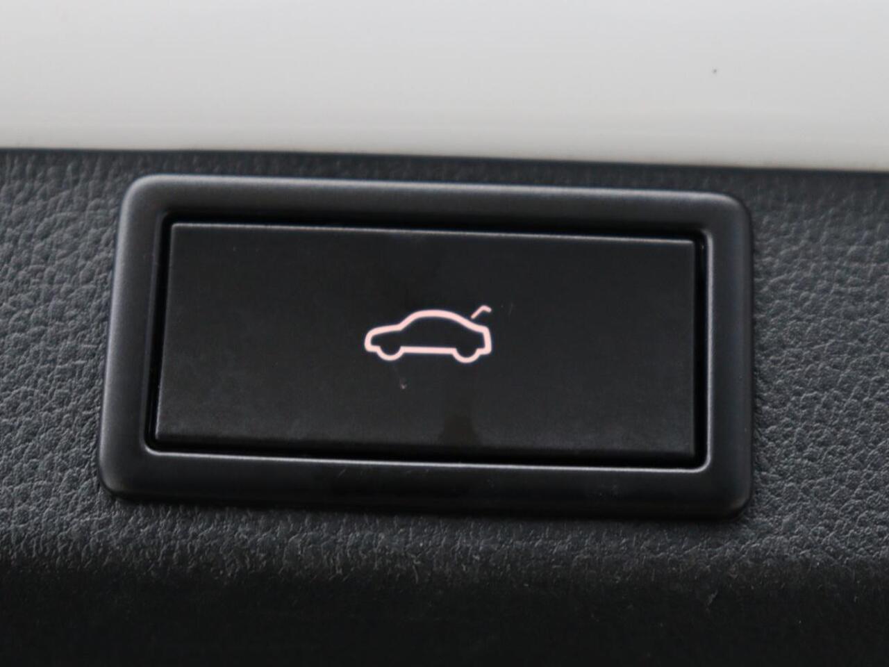 Skoda OCTAVIA 1.0 e-TSI Business Edition | Trekhaak | Carplay | Navigatie | Full LED | Parkeerhulp | Cruise control | Digital Cockpit | Climate control | Getint glas