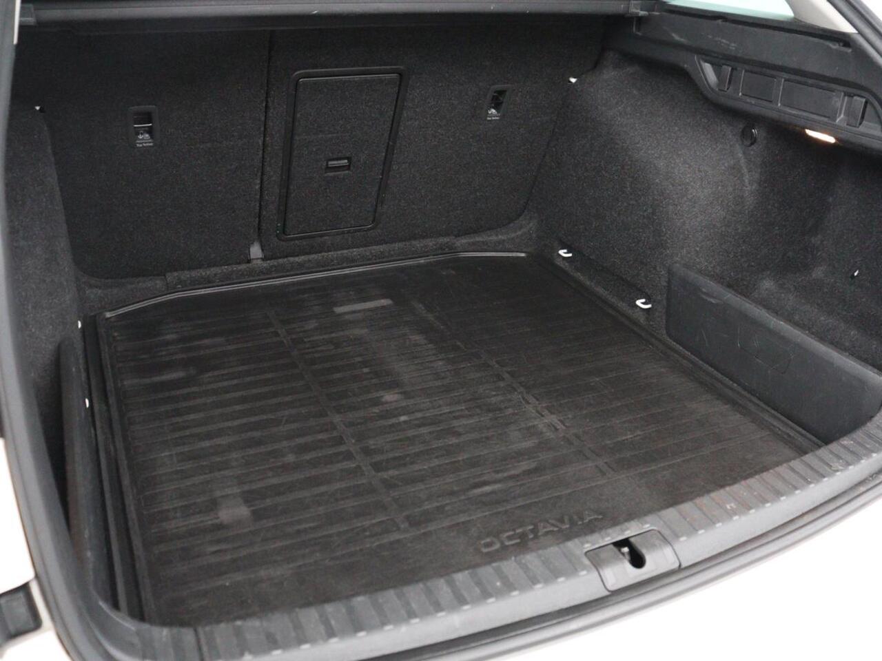 Skoda OCTAVIA 1.0 e-TSI Business Edition | Trekhaak | Carplay | Navigatie | Full LED | Parkeerhulp | Cruise control | Digital Cockpit | Climate control | Getint glas