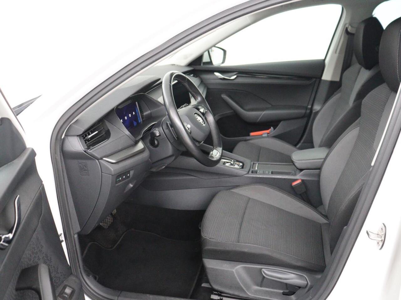 Skoda OCTAVIA 1.0 e-TSI Business Edition | Trekhaak | Carplay | Navigatie | Full LED | Parkeerhulp | Cruise control | Digital Cockpit | Climate control | Getint glas