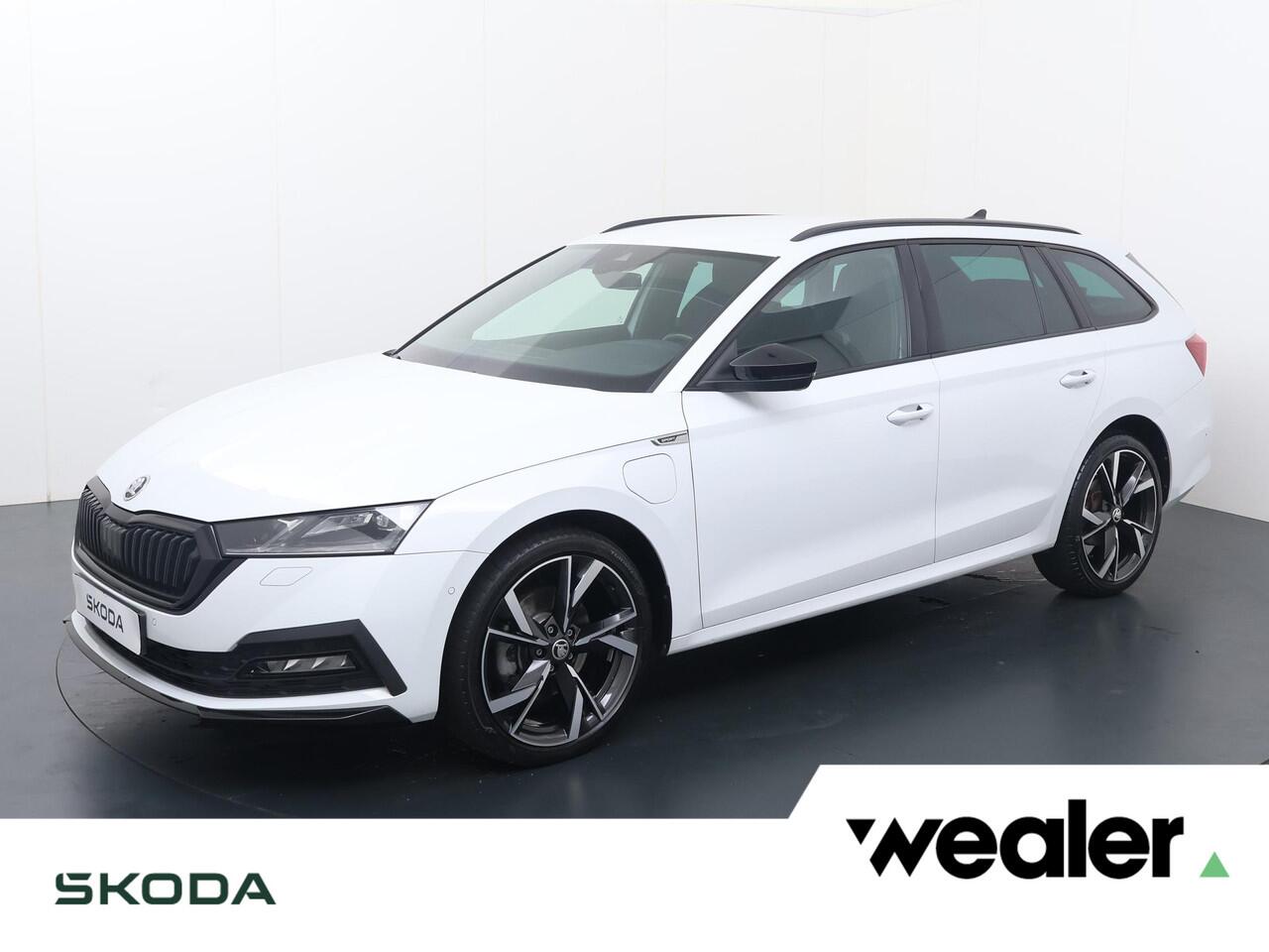 Skoda OCTAVIA Combi 1.4 TSI iV PHEV Sportline Business | 204 PK | SoH 97% | Automaat | Climate control | Stoelverwarming | 19" LM velgen |