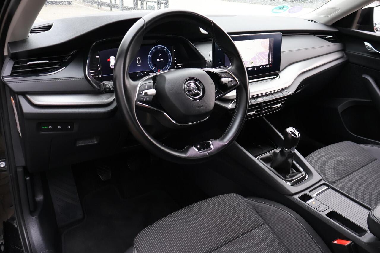 Skoda OCTAVIA Combi 1.0 Business Edition 1e Eigenaar | NL-Auto | Volledig Onderh. | BTW | Stoelverwarming | Camera | Navi | Elek Klep | Cruise | Full-Led | Keyless | DAB | PDC |