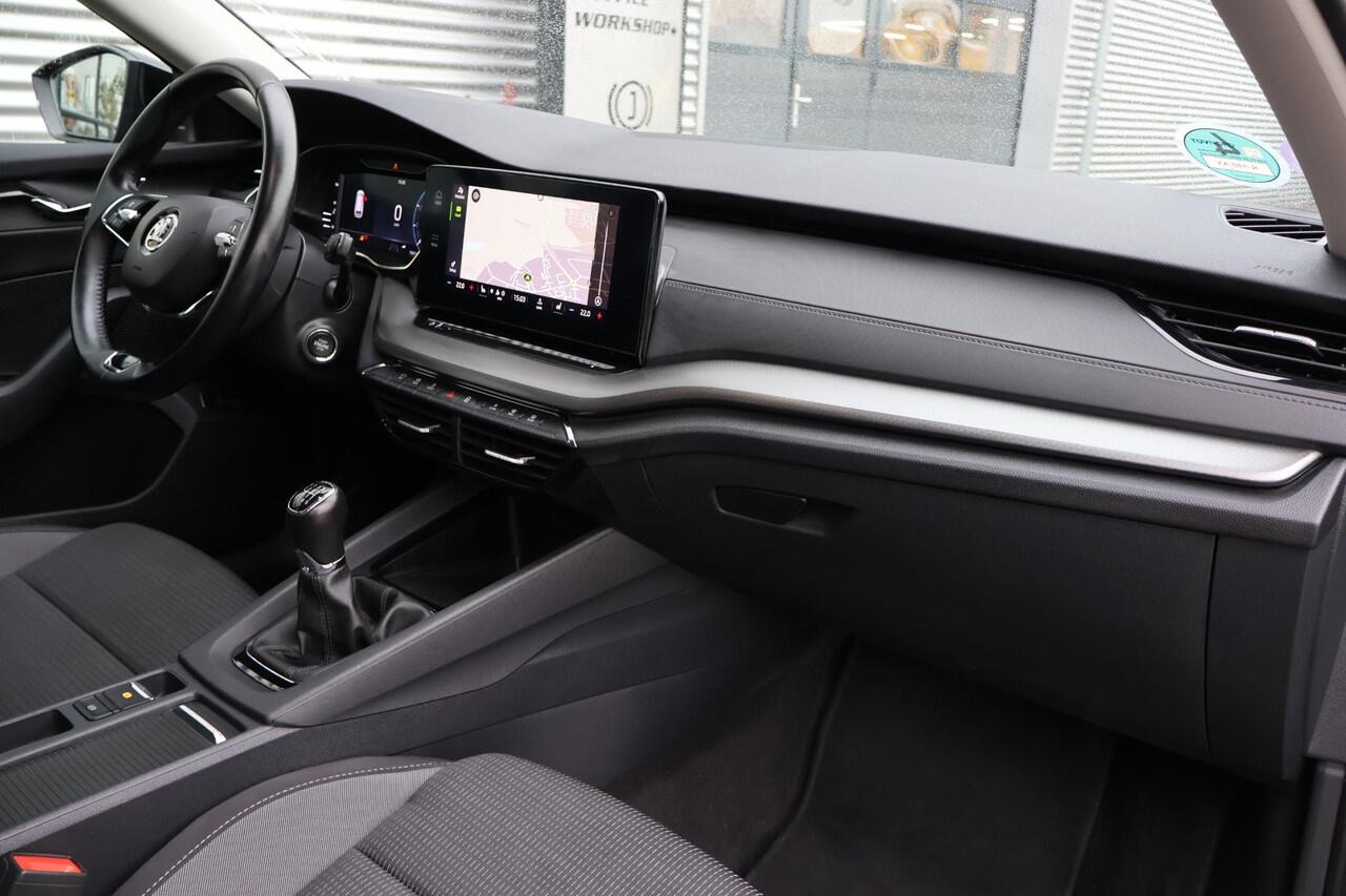 Skoda OCTAVIA Combi 1.0 Business Edition 1e Eigenaar | NL-Auto | Volledig Onderh. | BTW | Stoelverwarming | Camera | Navi | Elek Klep | Cruise | Full-Led | Keyless | DAB | PDC |