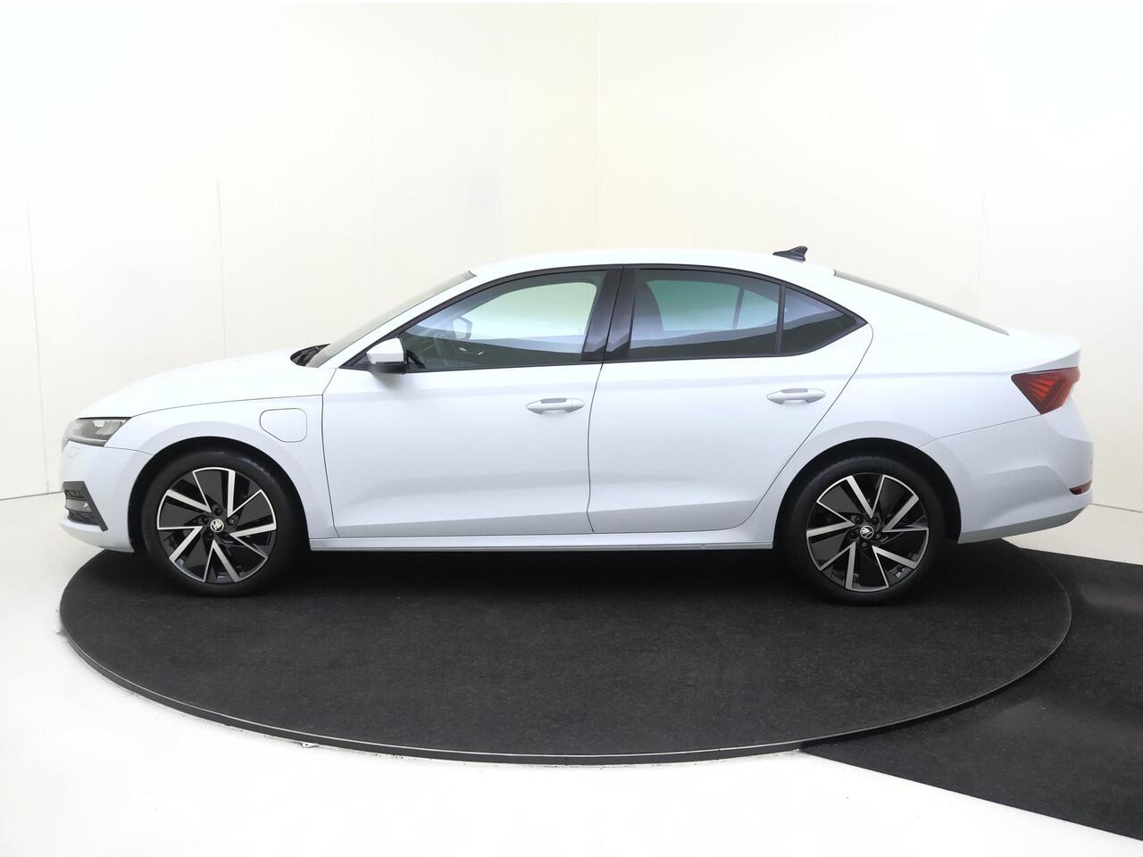 Skoda OCTAVIA 1.4 TSI iV PHEV Business Edition | Achteruitrijcamera | Stoel- en stuurwielverwarming | CarPlay | Verwarmde voorruit | Digital cockpit | Achterbank verwarmd | Cruise control |