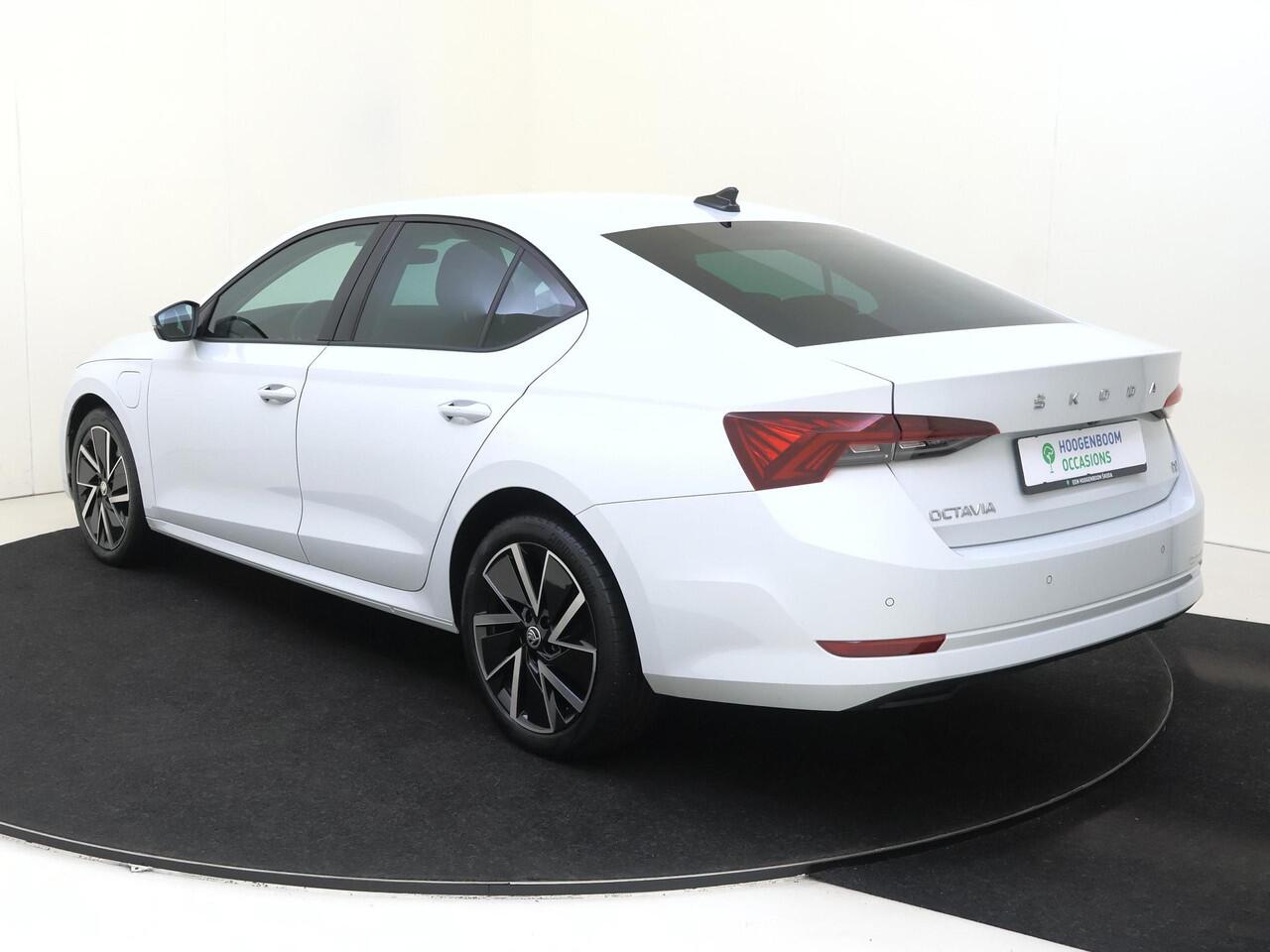Skoda OCTAVIA 1.4 TSI iV PHEV Business Edition | Achteruitrijcamera | Stoel- en stuurwielverwarming | CarPlay | Verwarmde voorruit | Digital cockpit | Achterbank verwarmd | Cruise control |