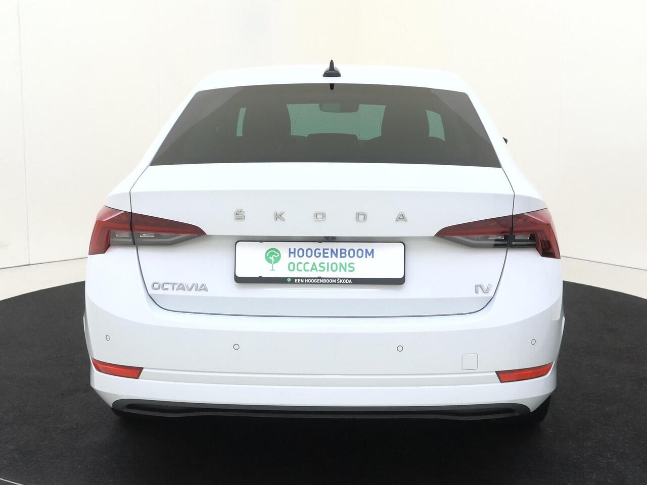 Skoda OCTAVIA 1.4 TSI iV PHEV Business Edition | Achteruitrijcamera | Stoel- en stuurwielverwarming | CarPlay | Verwarmde voorruit | Digital cockpit | Achterbank verwarmd | Cruise control |