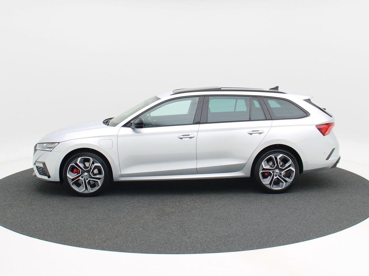 Skoda OCTAVIA Combi 1.4 TSi 245 Pk Automaat RS iV PHEV Business | Adaptive Cruise | CarPlay | Navigatie | Panoramadak | Stoelverwarming | Achteruitrijcamera | 108.347 Km!!