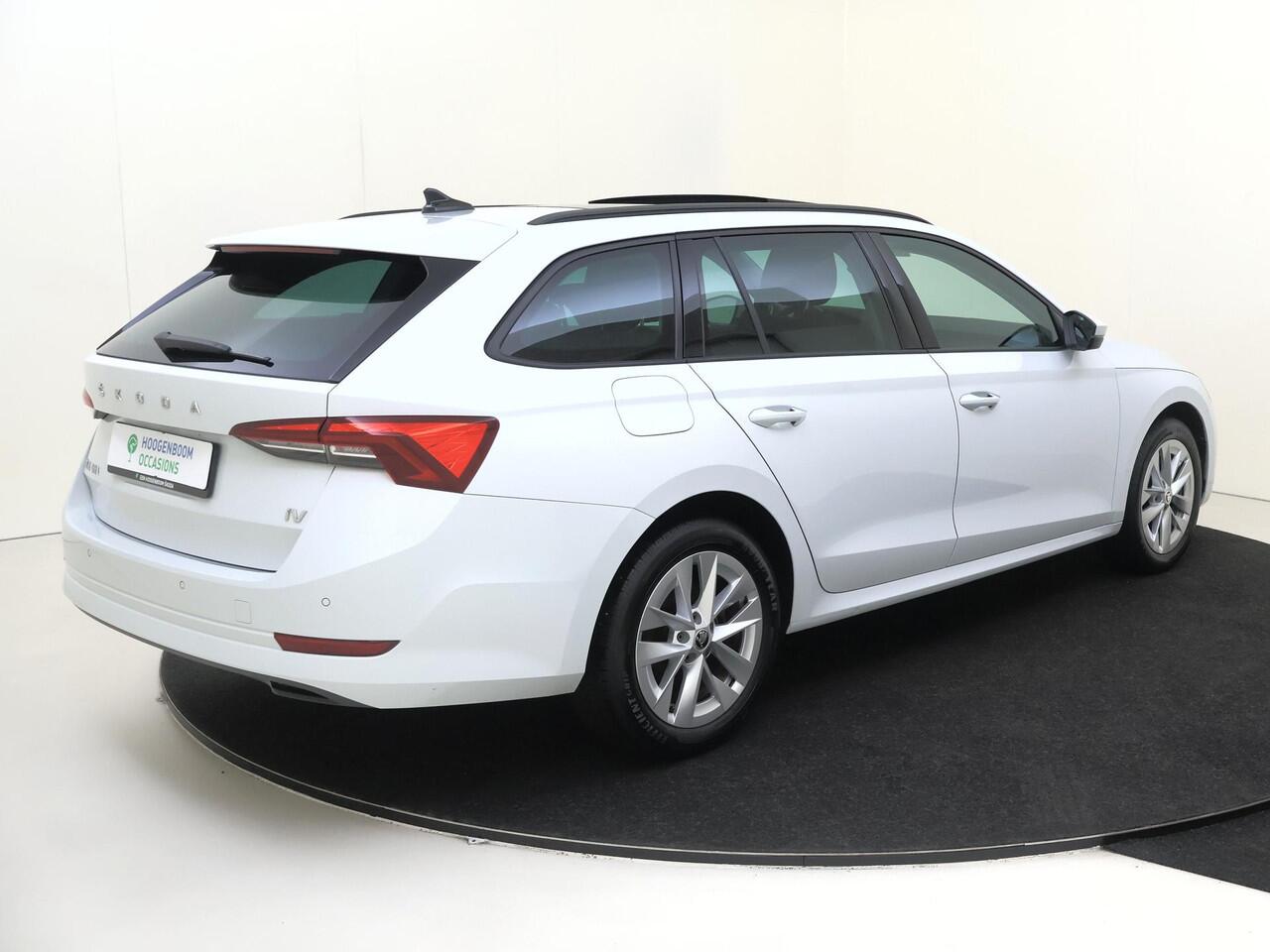 Skoda OCTAVIA Combi 1.4 TSI iV PHEV Business Edition | Panoramadak | Parkeersensoren | Adaptieve cruise control | CarPlay | Airco | Navigatie | Digital cockpit |