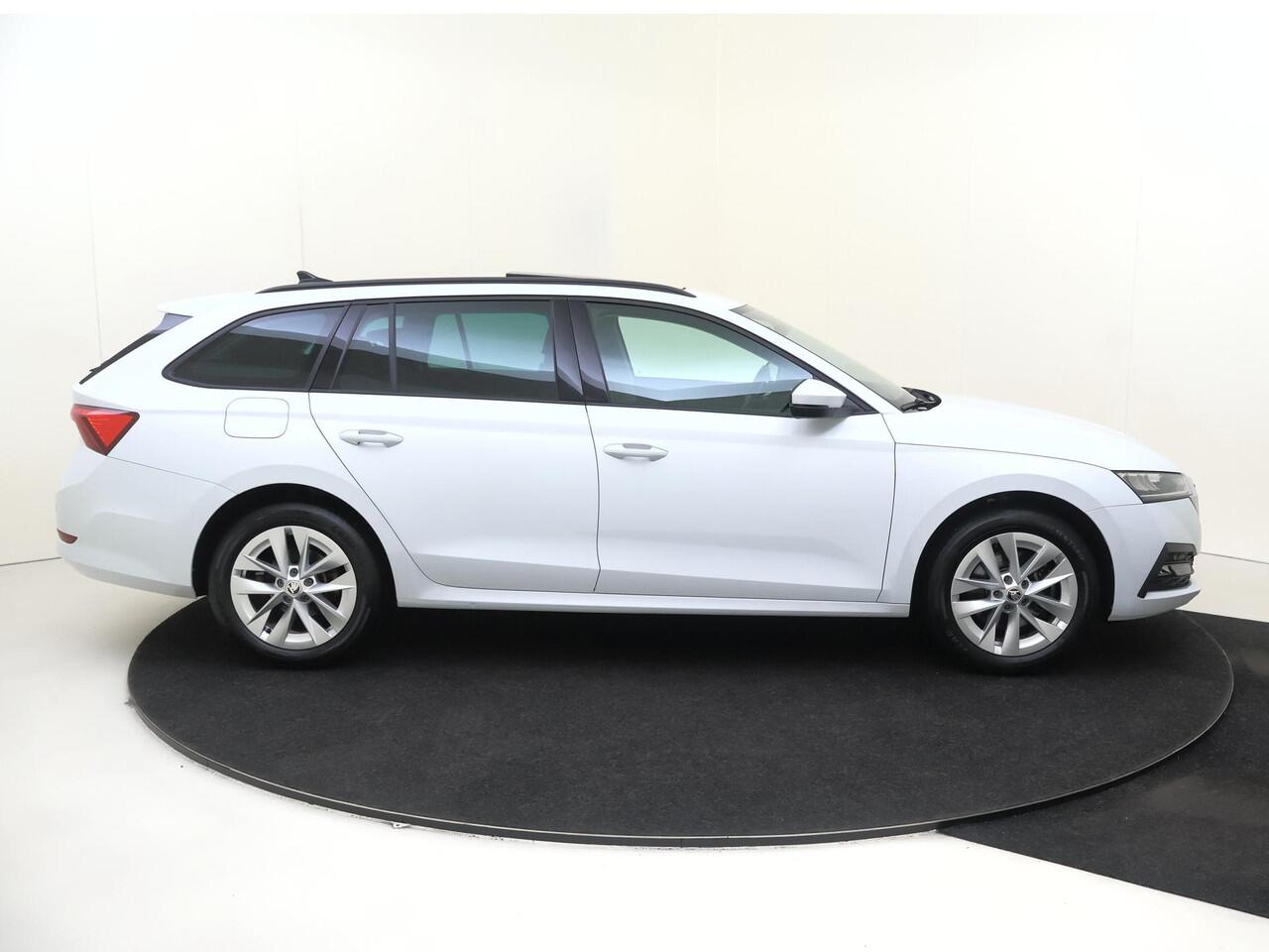 Skoda OCTAVIA Combi 1.4 TSI iV PHEV Business Edition | Panoramadak | Parkeersensoren | Adaptieve cruise control | CarPlay | Airco | Navigatie | Digital cockpit |